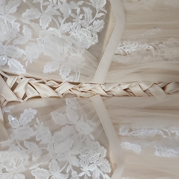 *NEW* Wedding dress: A-line - Picture 6 of 9